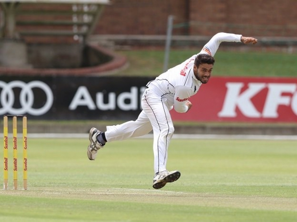 Van Schalkwyk five gives champions Knights flying start