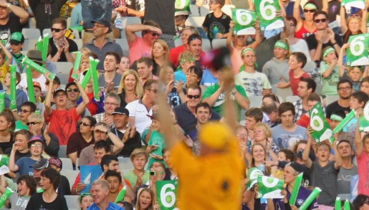 six umpire crowd