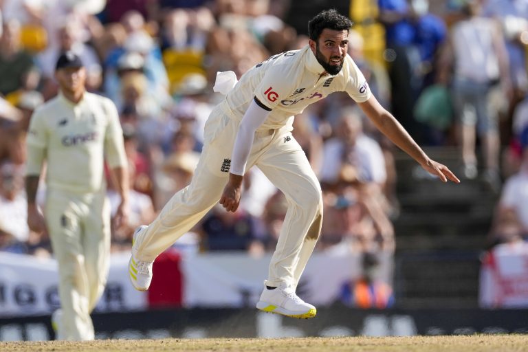 Saqib Mahmood missed out on a memorable maiden wicket.