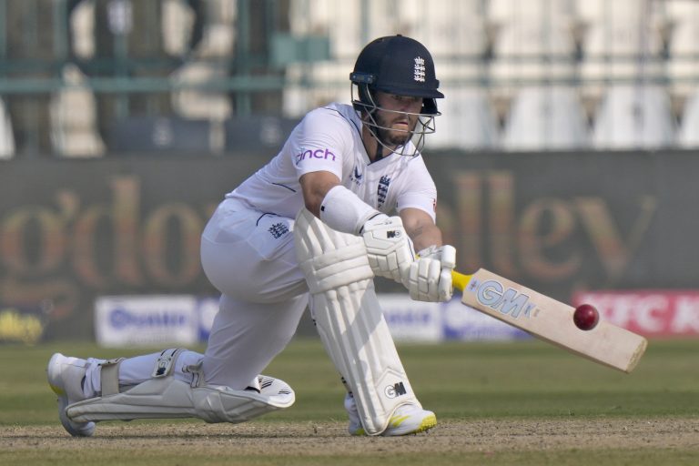 Ben Duckett sweeps against Pakistan
