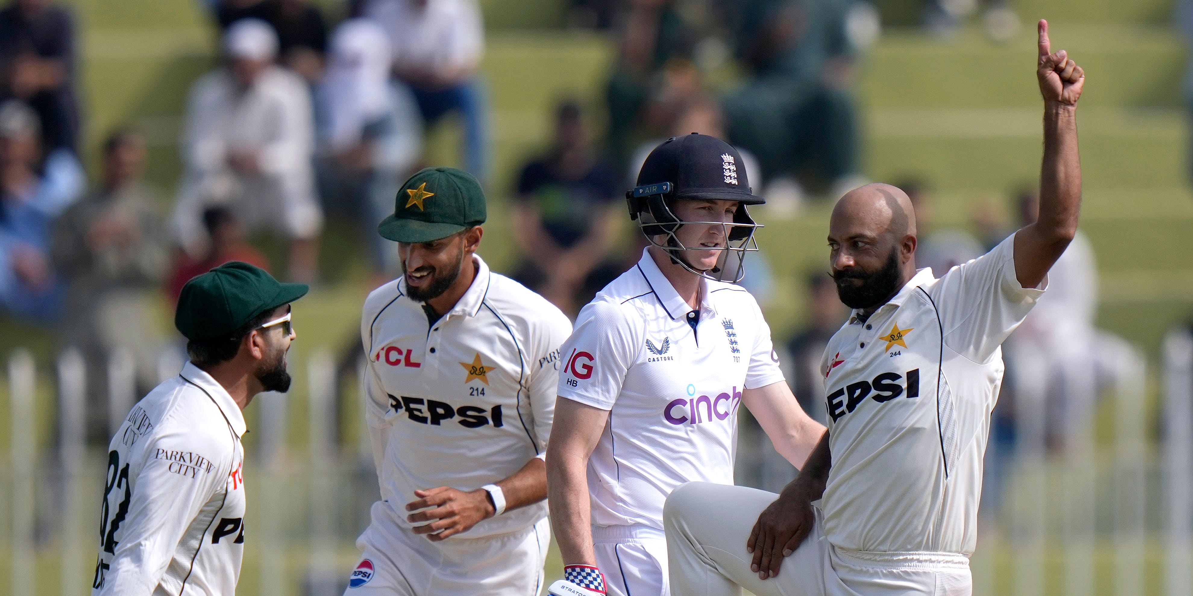 Pakistan have England in a spin on first morning of deciding Test Cricket365