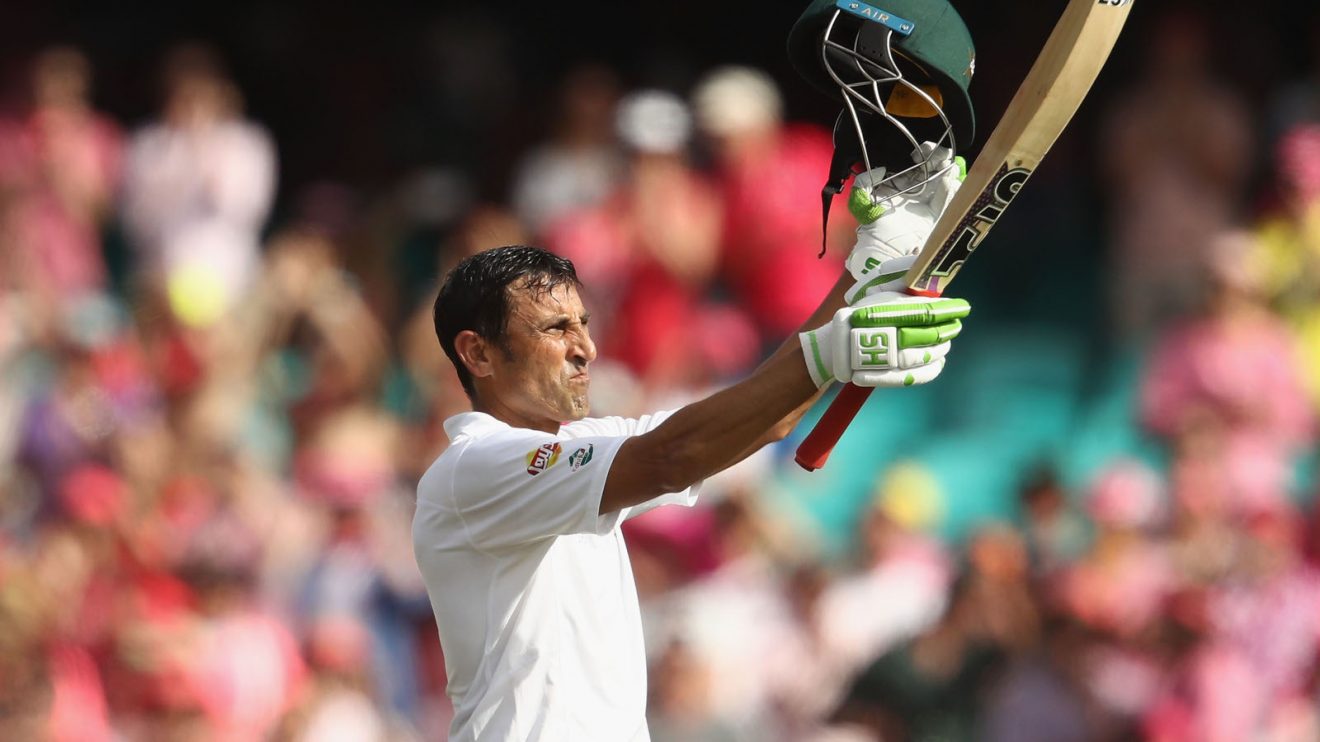 Younis Khan raises bat in cricket