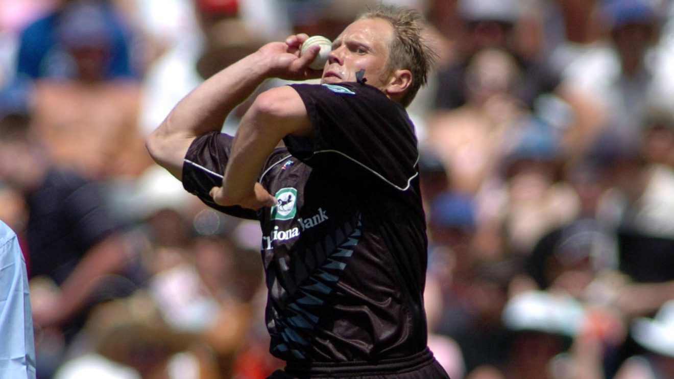 Jeff Wilson bowls in cricket