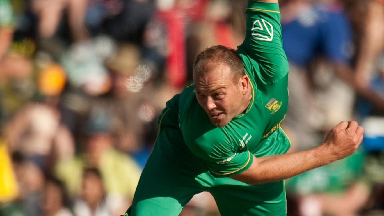 Jacques Kallis bowls during the Champions Trophy
