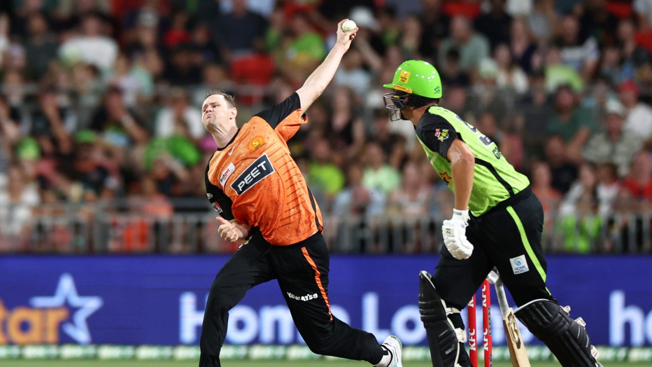 Jason Behrendorff bowls in the BBL