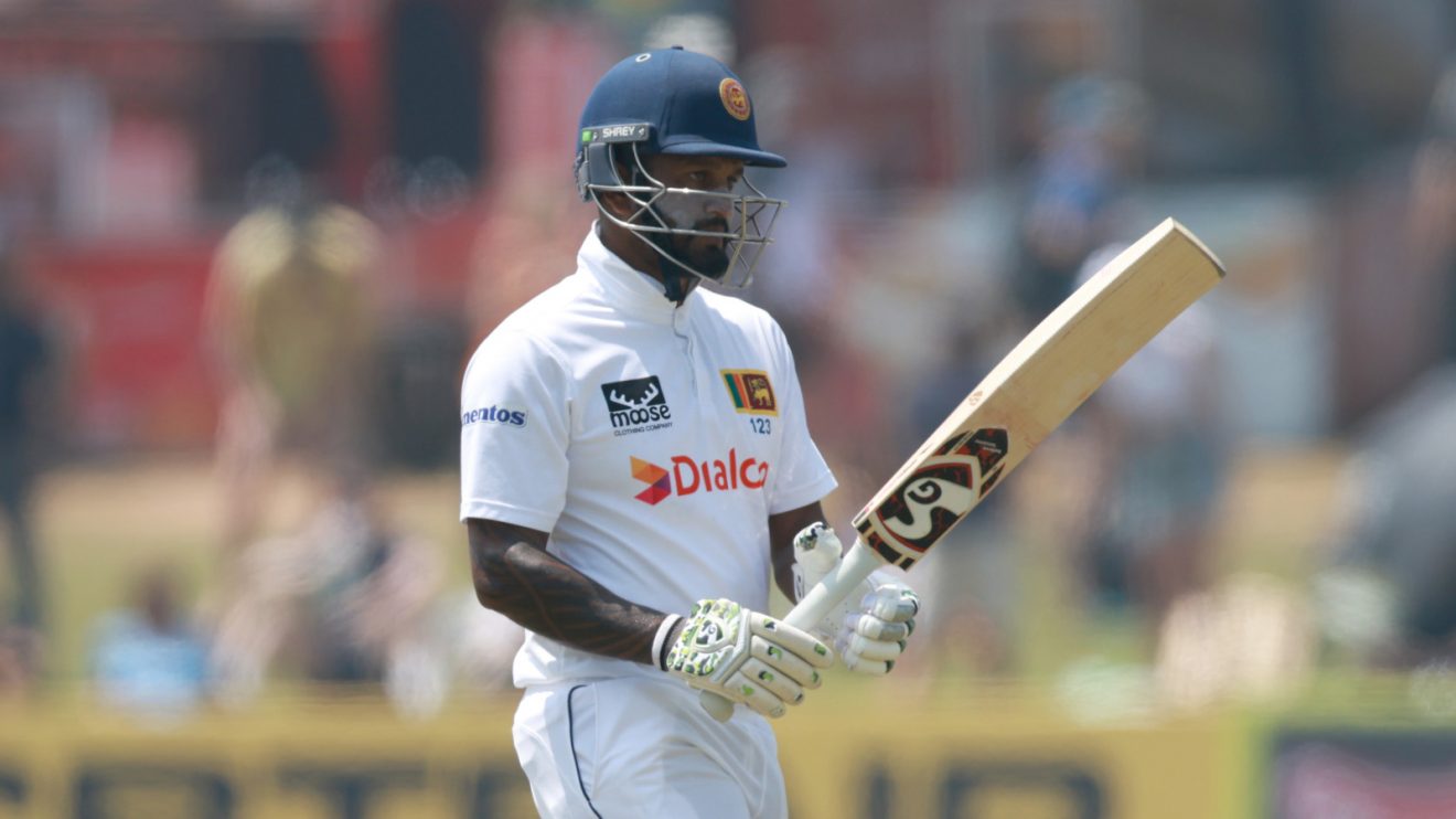 Dimuth Karunaratne plays cricket