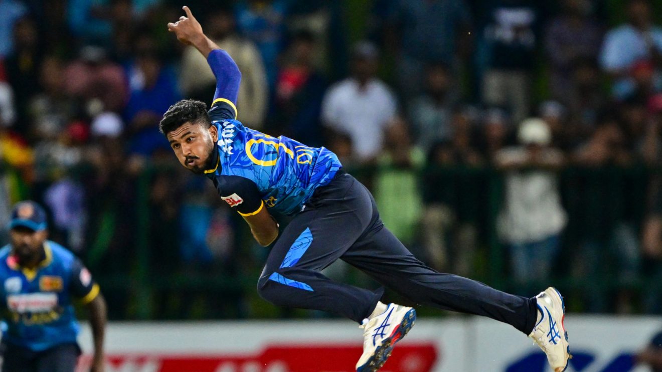 Dilshan Madushanka bowls fast