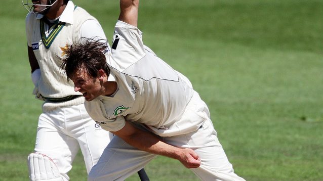 Shane Bond bowls for New Zealand in Test cricket