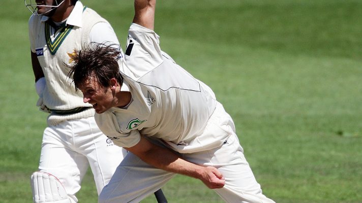 Shane Bond bowls for New Zealand in Test cricket