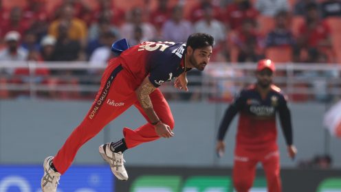 Bhuvneshwar Kumar bowls