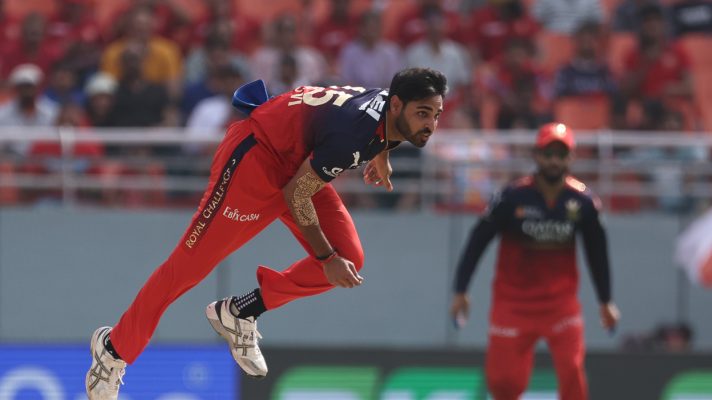 Bhuvneshwar Kumar bowls