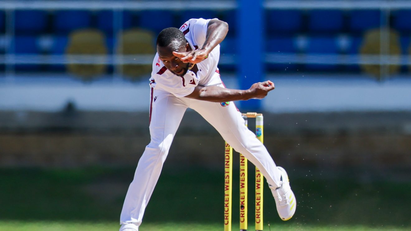Kemar Roach bowls