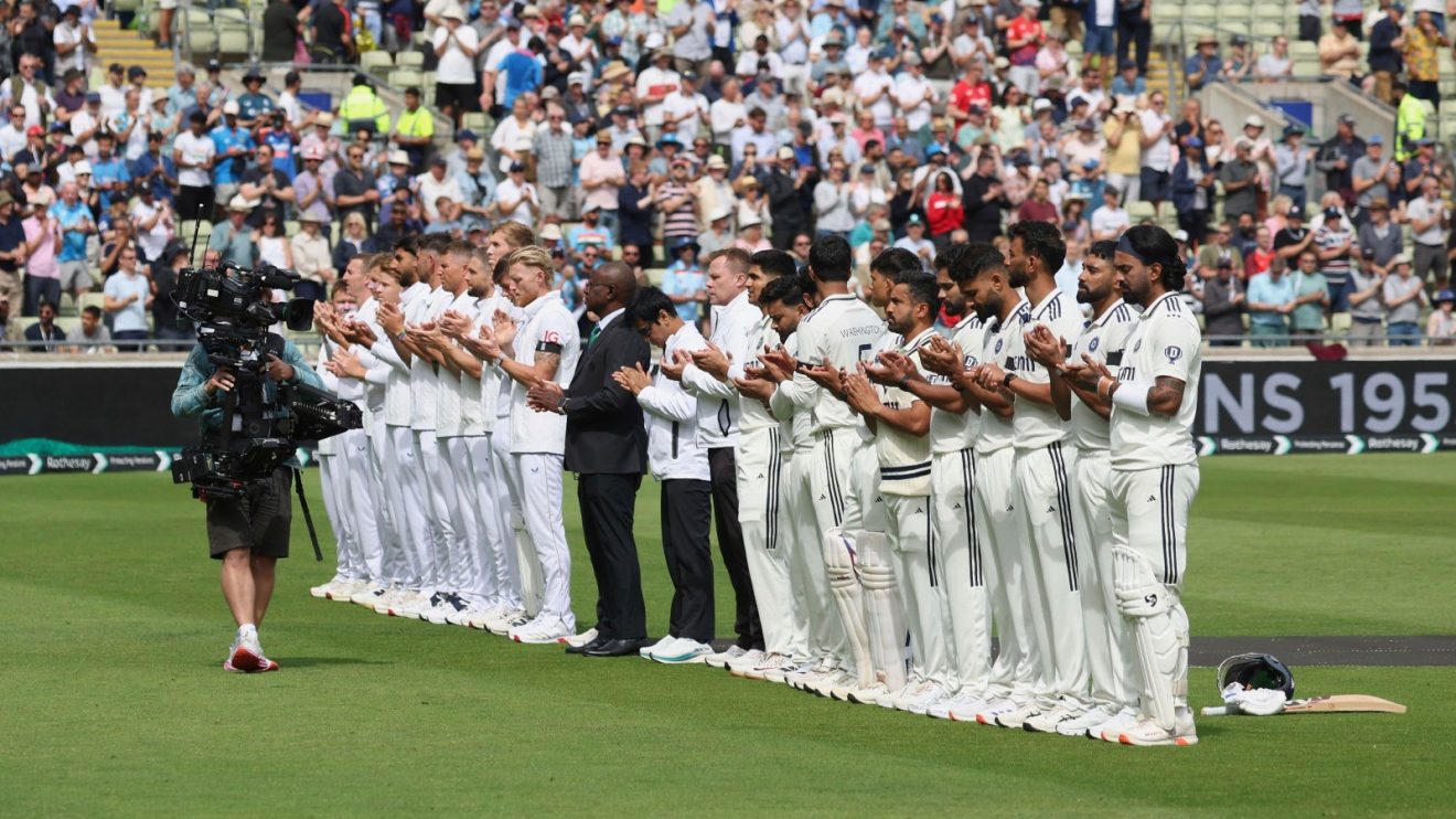 England and India players applaud and remember Wayne Larkins after his recent passing