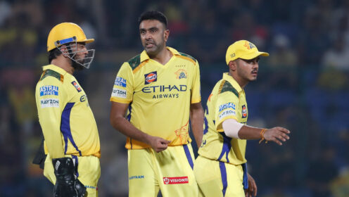 Ravichandran Ashwin and CSK players