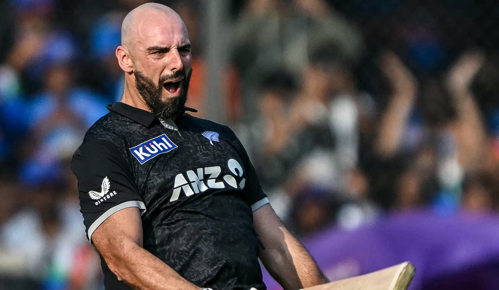 Daryl Mitchell celebrates